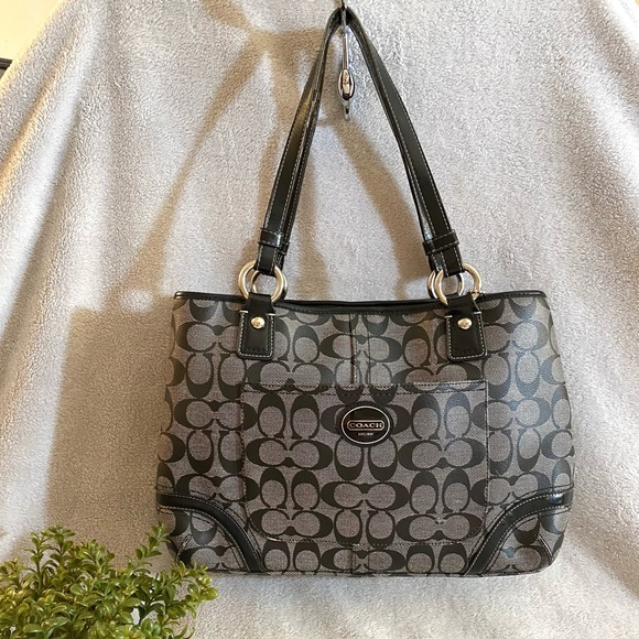 Handbags - 🖤Coach Peyton (F18923) Carryall